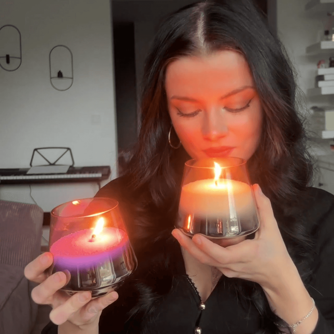 Person riecht am Duftkerzensand